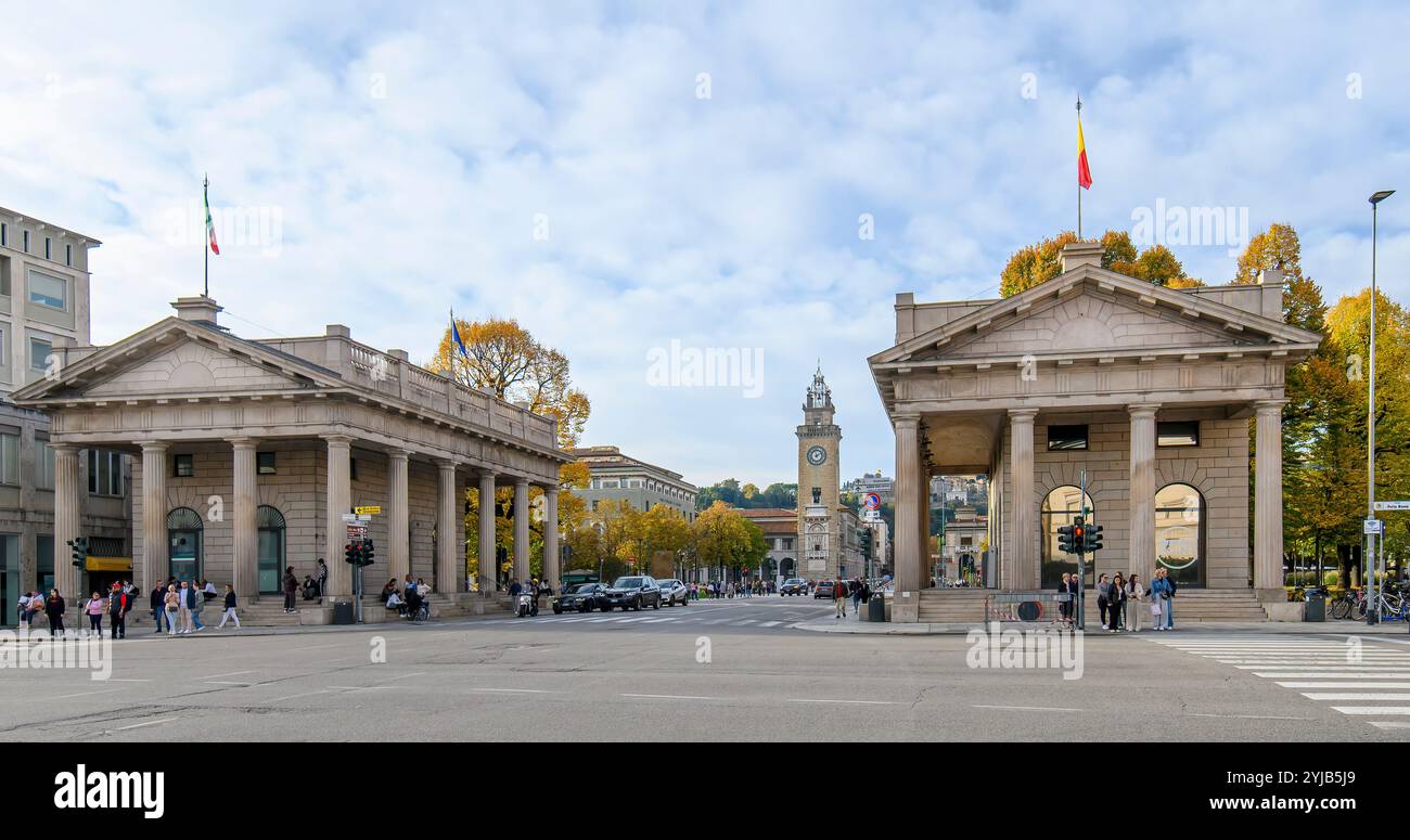 Bergamo, Italia. Porta nuova e Torre dei Caduti in Piazza Vittorio Veneto nella città bassa Foto Stock