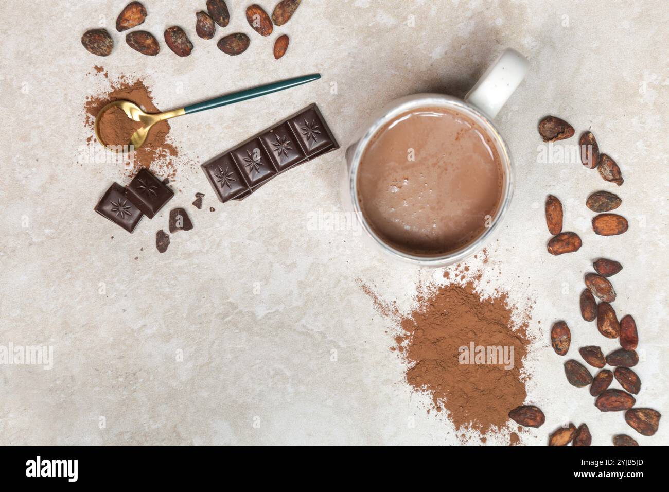 Cacao in diverse presentazioni, bevande calde, fagioli, polvere e barretta di cioccolato Foto Stock