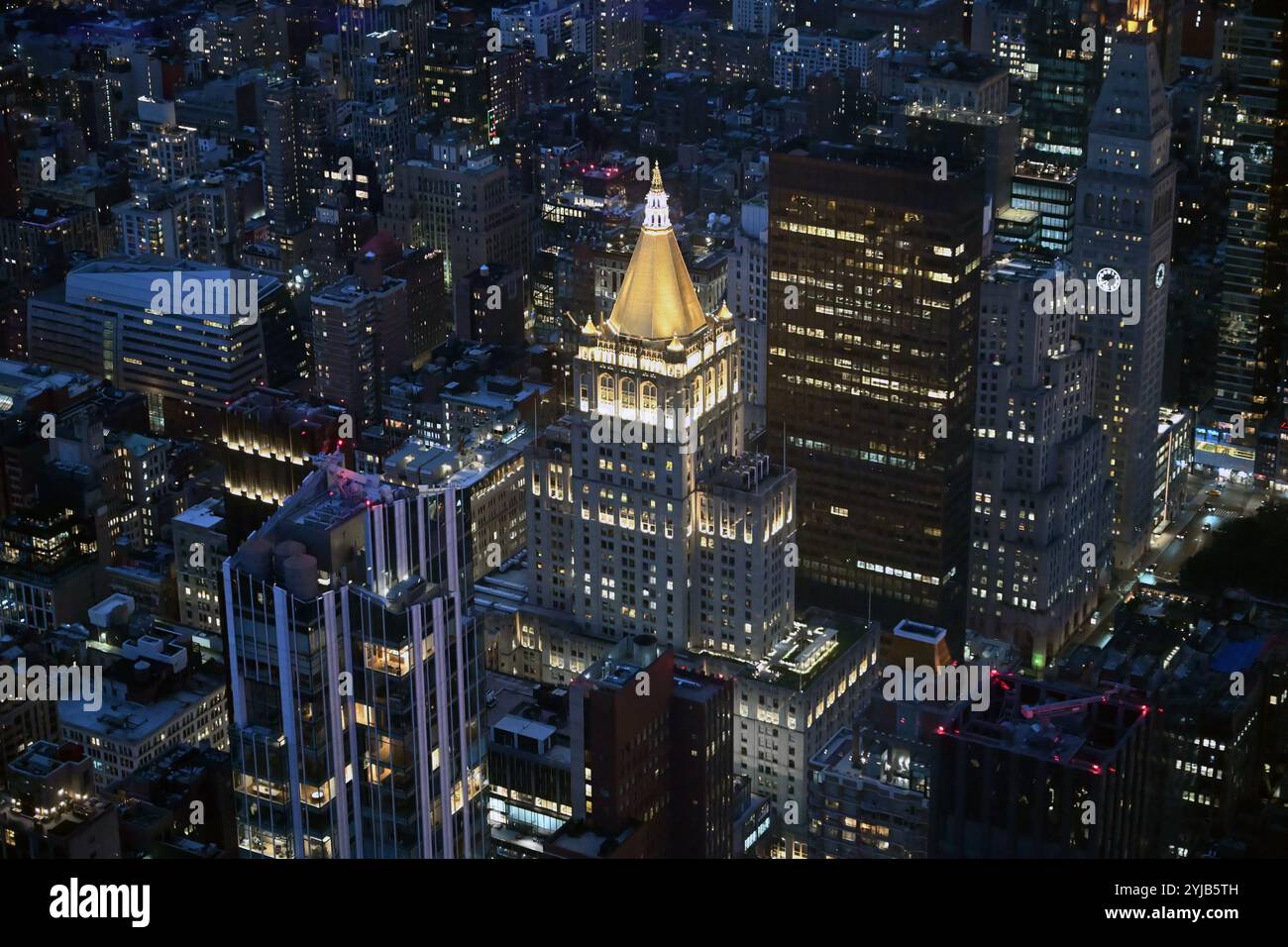 Architettura illuminata di notte di New York Foto Stock