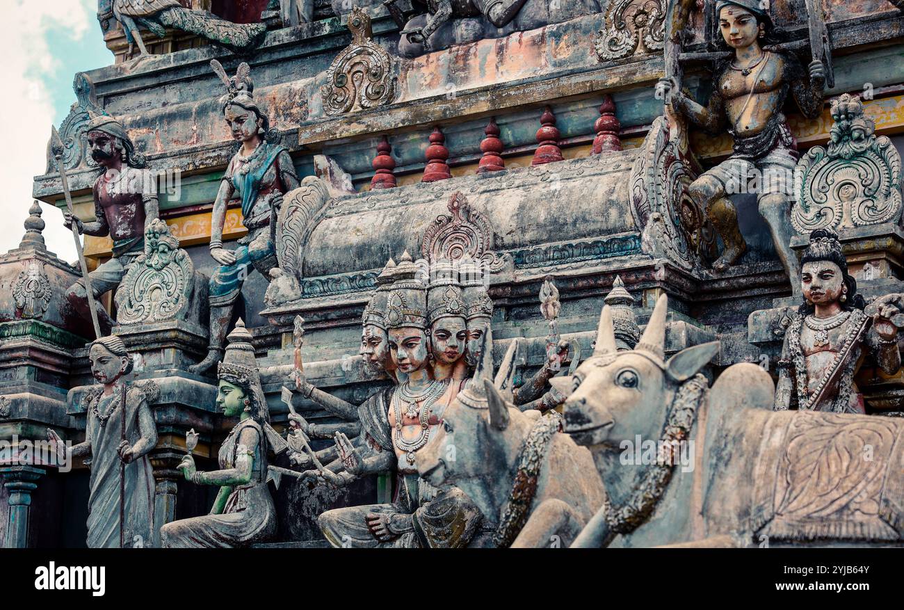 Una collezione di statue indiane situate sul lato di un edificio a Mauritius. Foto Stock