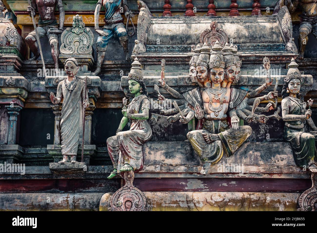 Una collezione di statue esposte all'esterno di un tradizionale tempio indiano a Mauritius. Foto Stock