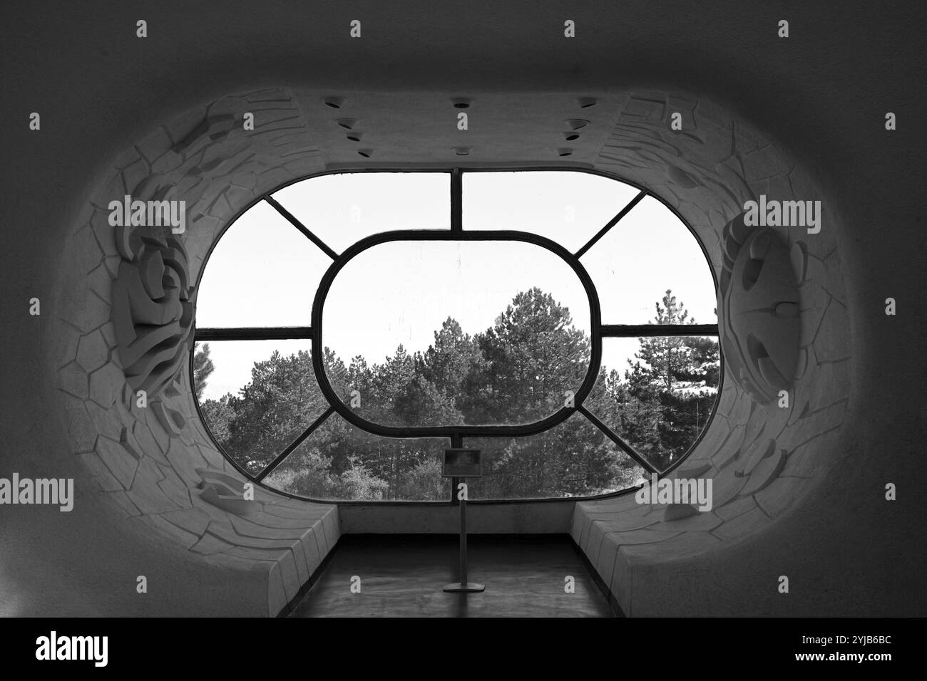 Interni moderni in bianco e nero con cornice finestra scolpita Foto Stock
