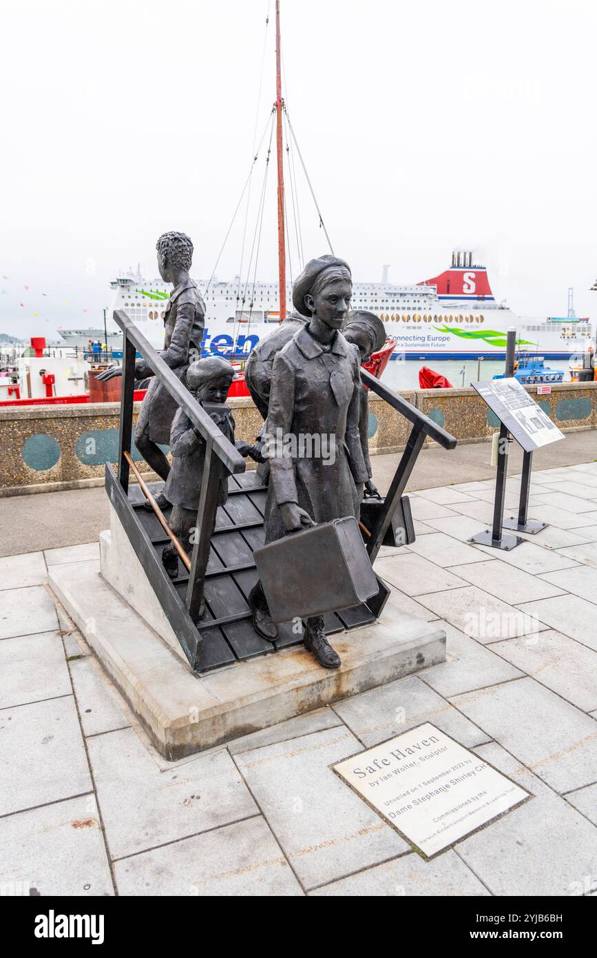 Il memoriale Safe Haven commemora l'arrivo dei bambini del Kindertransport, per lo più ebrei, nel porto di Harwich durante l'era nazista del 1938/39 Foto Stock