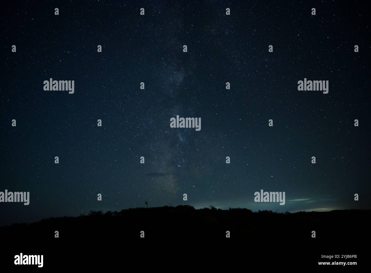 Starry Night Sky con la via Lattea su Horizon Foto Stock