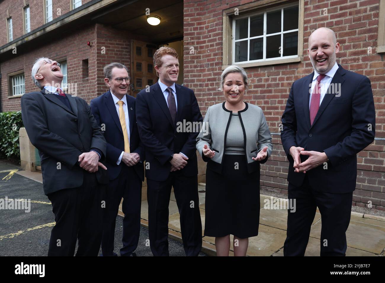 (Da sinistra a destra) il segretario dell'Irlanda del Nord Hilary Benn, presidente e vice-cancelliere della Queen's University Belfast Professor Sir Ian Greer, inviato speciale statunitense per l'Irlanda del Nord Joesph Kennedy, primo ministro dell'Irlanda del Nord Michelle o'Neill e console generale Belfast James Applegate, parlano insieme il terzo giorno del Global Innovation Summit 2024, fuori dalla Whitla Hall della Queen's University Belfast. Data foto: Giovedì 14 novembre 2024. Foto Stock