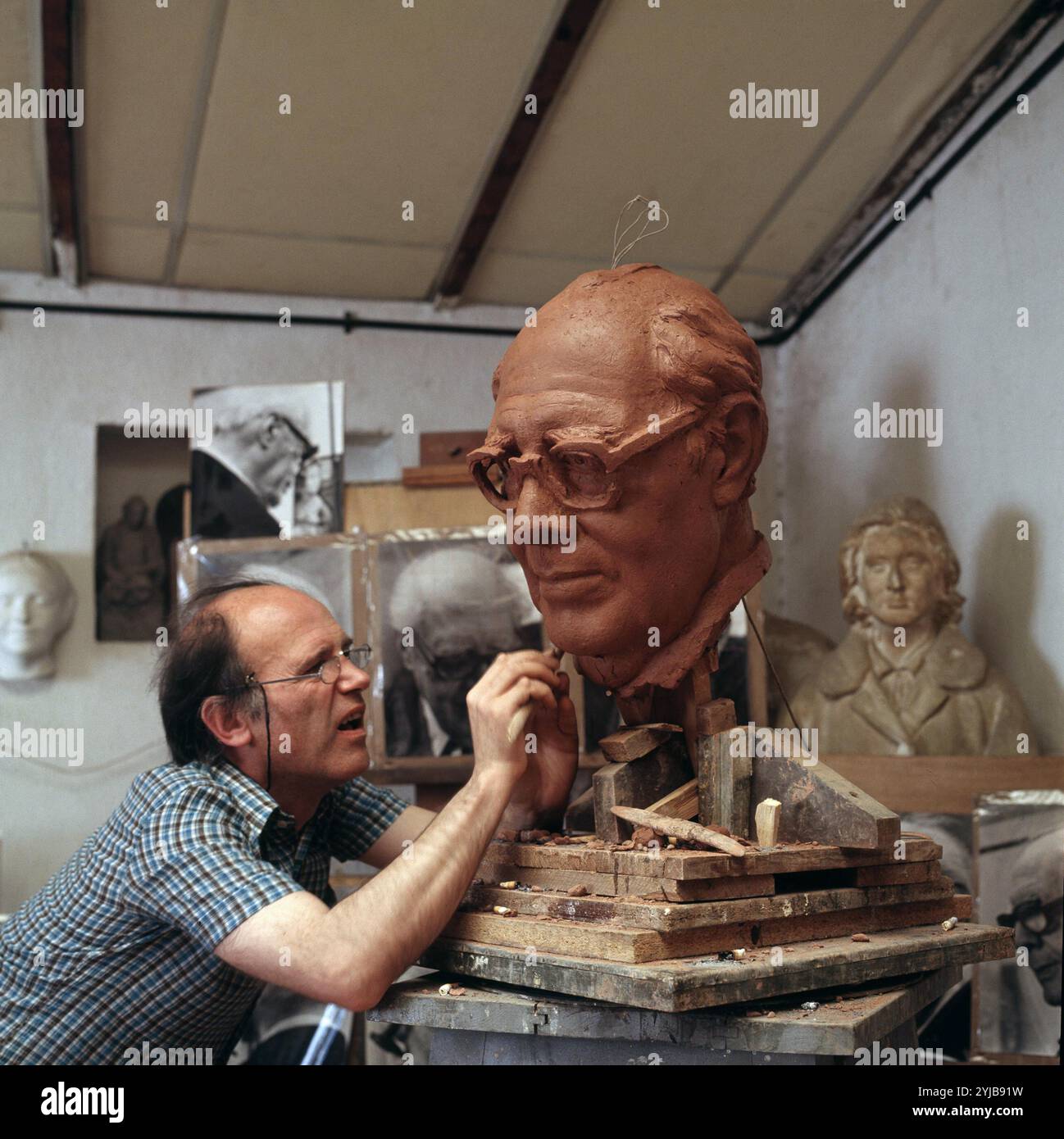 HERNANDEZ, JULIO LOPEZ. ESCULTOR ESPAÑOL. MADRID 1930-2018. FOTO EN SU ESTUDIO DE MADRID, TRABAJANDO EN UNA OBRA DE SALVADOR DE MADARIAGA. ATENCION: AUTORE CONTEMPORANEO SUJETO A COPYRIGHT ©. EL CLIENTE FINAL ES RESPONSIBLE DE LA GESTION DE LOS DERECHOS DE AUTOR CON LAS SOCIEDADES EXISTENTES DE GESTION DE DERECHOS O DIRECTAMENTE CON LOS ORGANISMOS TITULARES DE LOS MISMOS. Foto Stock