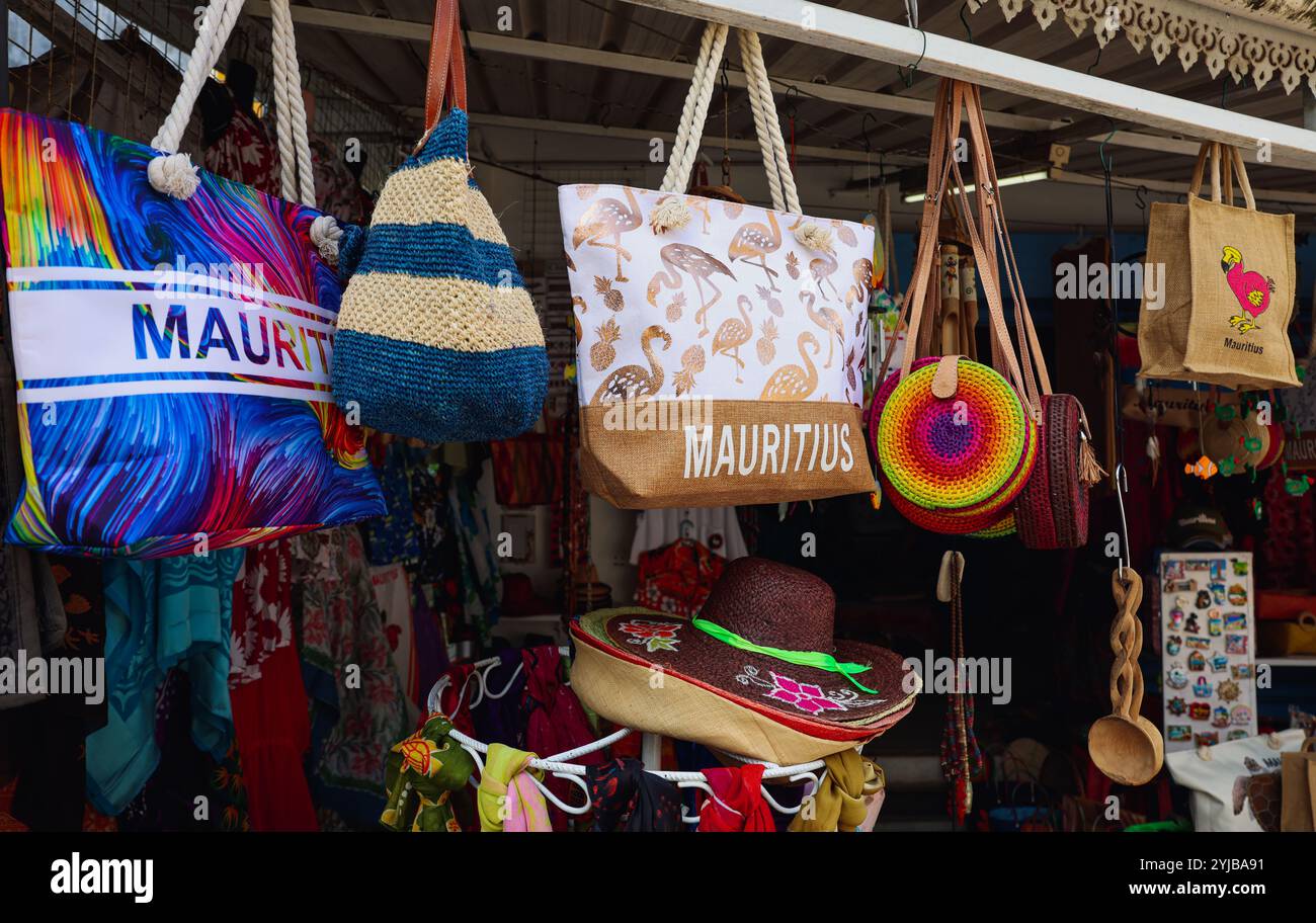Un vivace e vivace mercato a Mauritius, pieno di borse appese dal soffitto, che espone una vasta gamma di souvenir. Foto Stock