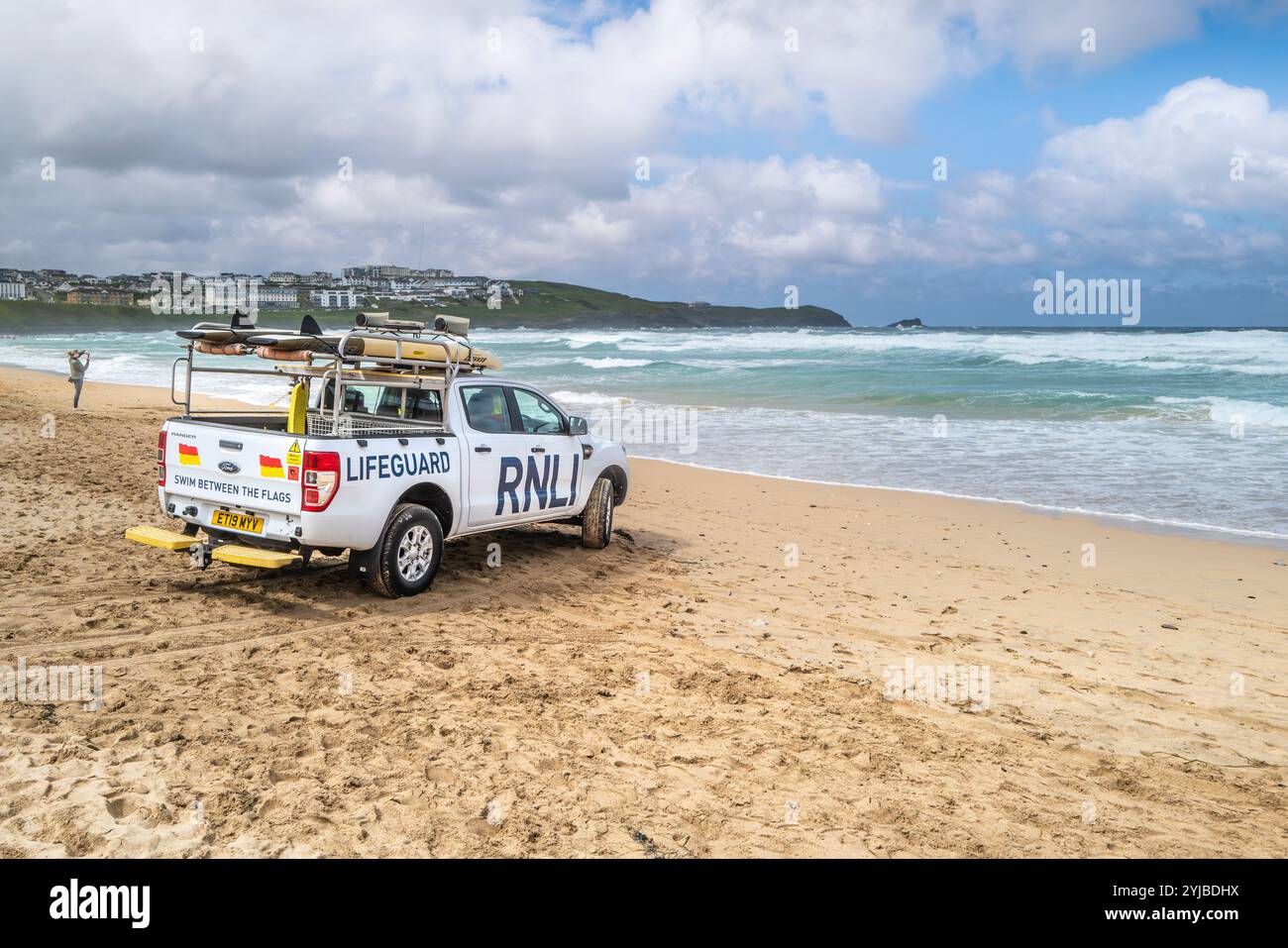 Un veicolo RNLI per interventi di emergenza parcheggiato sulla Fistral Beach a Newquay in Cornovaglia nel Regno Unito. Foto Stock