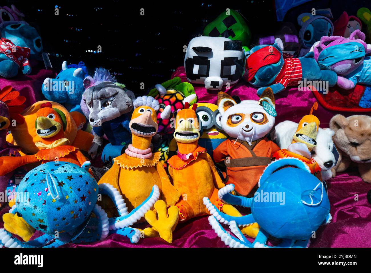 Un'esibizione casuale di giocattoli morbidi e colorati in una vetrina nel centro di Newquay in Cornovaglia nel Regno Unito. Foto Stock