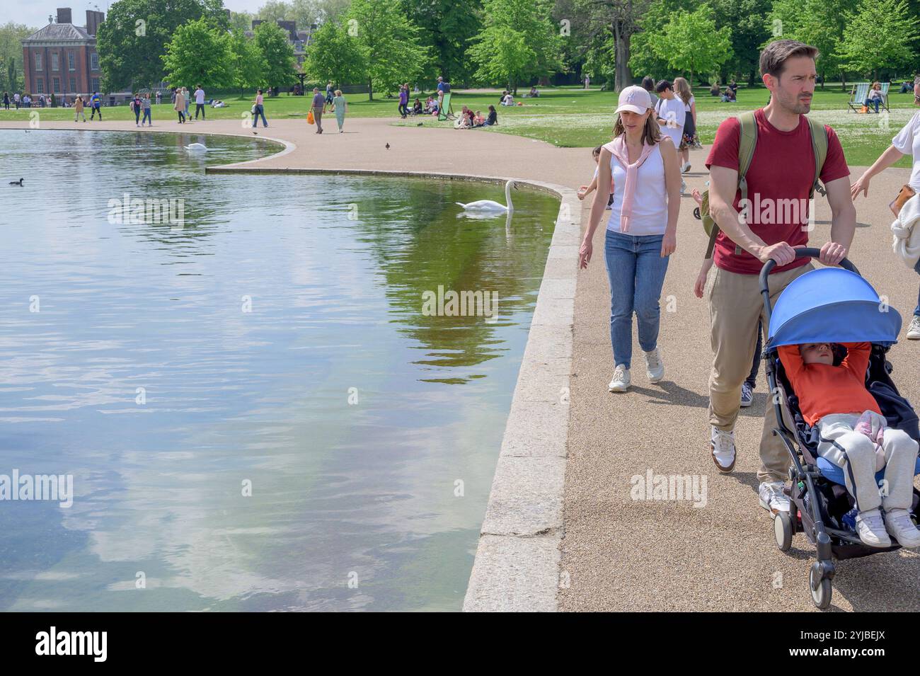 Londra, Regno Unito. Il Round Pond a Kensington Gardens Foto Stock