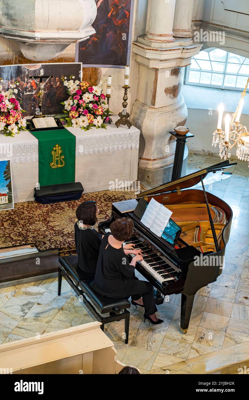 20) Weber-Festival Pokoj, Woiwodschaft Opole, Polen Klavierkonzert des Ravel piano Duos AM 9. Juni 2023 in der Sophienkirche von Pokoj/Bad Carlsruhe, Woiwodschaft Opole, Polen, im Rahmen des 20. Musikfestivals der historischen Parkanlagen und Gärten zu Ehren von Carl Maria von Weber vom 8 10 Juni 2023 nur zur redaktionellen Verwendung. Foto Stock