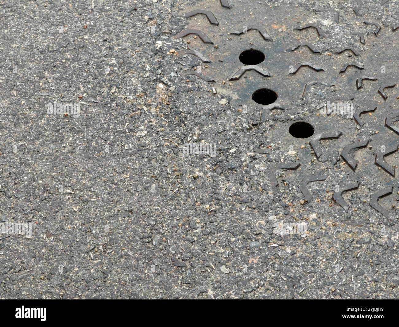 Rainy Street Infrastructure: Tombino con tre fori di drenaggio Foto Stock