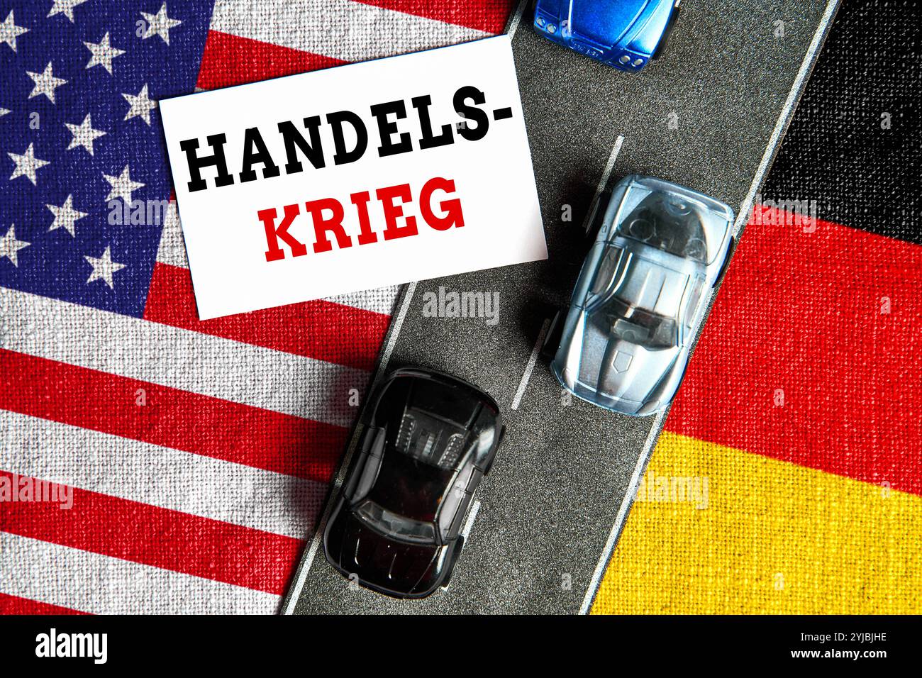 Baviera, Germania - 13 novembre 2024: Guerra commerciale, è scritto su un pezzo di carta. Simbolo del commercio con tariffe punitive provenienti dagli Stati Uniti, o dall'America dopo l'elezione di Donald Trump, dazi all'esportazione, dazi all'importazione che gravano sull'industria automobilistica tedesca e sui produttori di automobili in Germania attraverso prezzi più elevati e vendite più basse. FOTOMONTAGGIO *** Handelskrieg, steht auf einem Zettel. Symbol für Handel mit Strafzöllen von den USA, bzw. Amerika nach der Wahl von Donald Trump, Exportzölle, Importzölle welche die deutsche Autoindustrie und Autohersteller in Deutschland durch höhere Preise und weniger Absatz Foto Stock