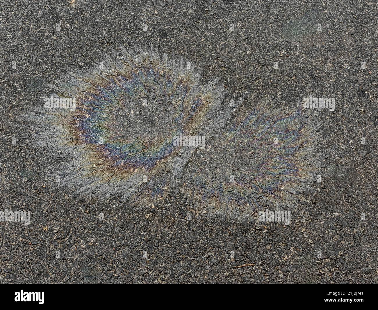 Minimalismo astratto: Perdita di olio su Wet Street in condizioni di pioggia Foto Stock