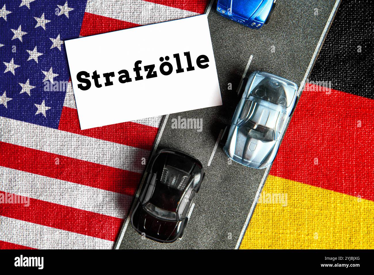 Baviera, Germania - 13 novembre 2024: Tariffe punitive, dice su un pezzo di carta. Simbolo della guerra commerciale tra Germania e Stati Uniti, o America dopo l’elezione di Donald Trump, dazi all’esportazione, dazi all’importazione che gravano sull’industria automobilistica tedesca e sui produttori di automobili con prezzi più elevati e vendite più basse. FOTOMONTAGGIO *** Strafzölle, steht auf einem Zettel. Symbol für Handelskrieg zwischen Deutschland und den USA, bzw. Amerika nach der Wahl von Donald Trump, Exportzölle, Importzölle welche die deutsche Autoindustrie und Autohersteller durch höhere Preise und weniger Absatz belasten. FOTOMONTA Foto Stock