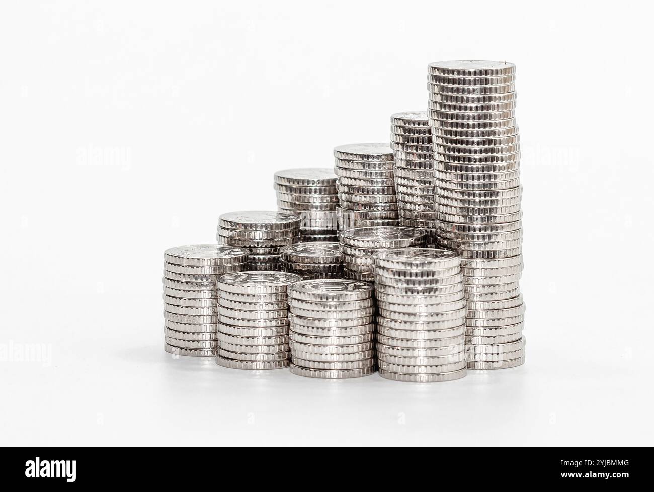 Pila di monete in fila, impilate nella piramide. Tutte le monete d'argento e della stessa dimensione. Finanza e risparmio Foto Stock