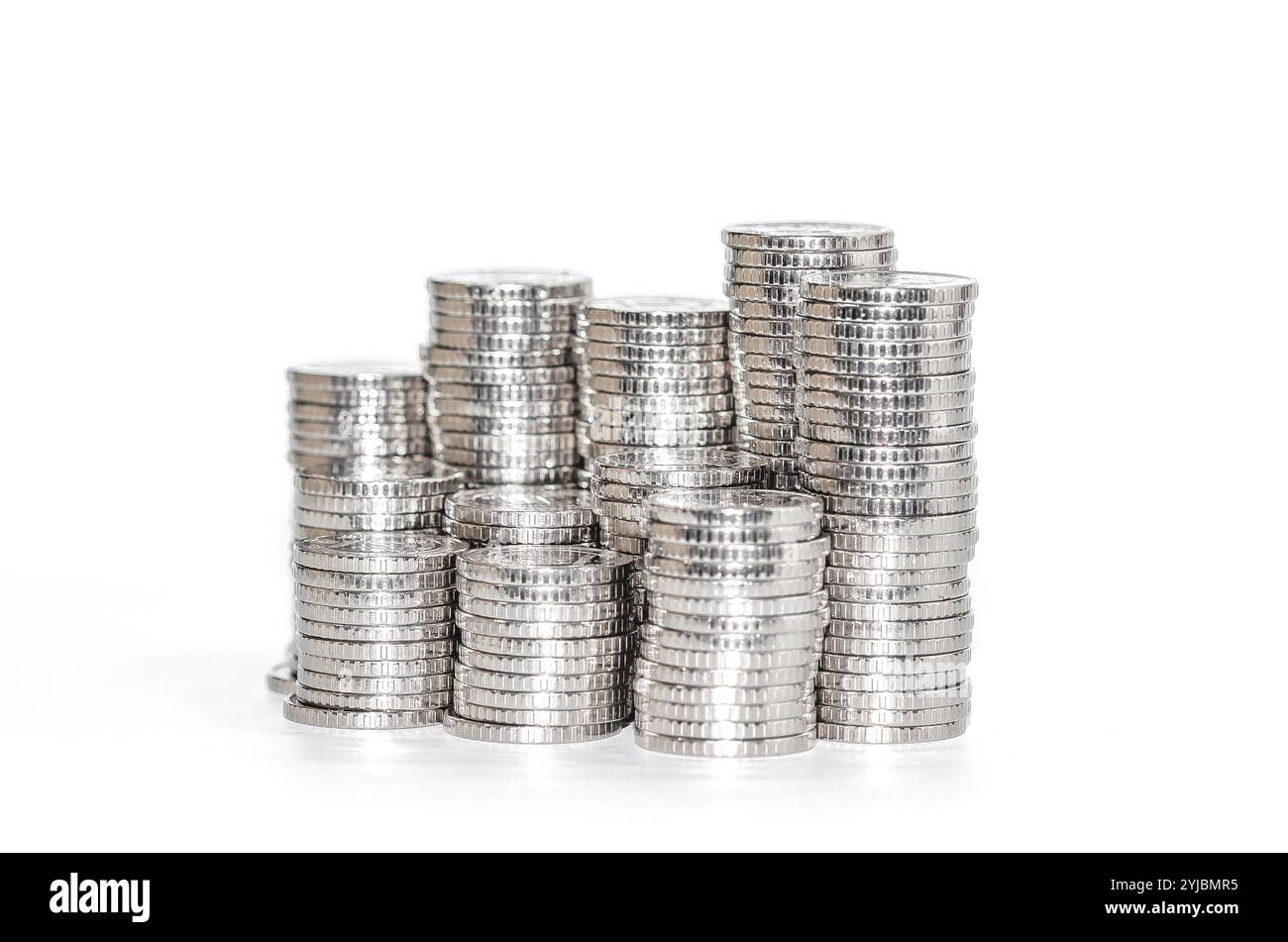 Pila di monete in fila, impilate nella piramide. Tutte le monete d'argento e della stessa dimensione. Finanza e risparmio Foto Stock