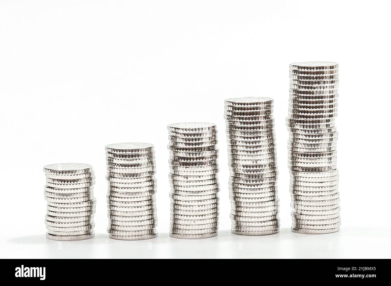 Grafico delle monete d'argento su sfondo bianco. Concetto di crescita finanziaria, business, risparmio, tasso di deposito Foto Stock