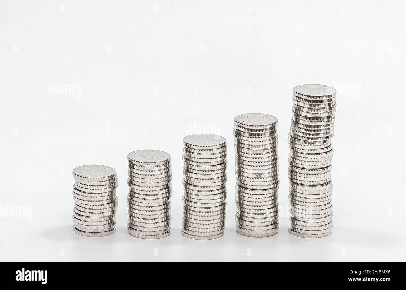 Tabella delle monete argentate per la visione anteriore su bianco. Concetto di crescita. Finanza, affari, risparmi, tasso di deposito Foto Stock