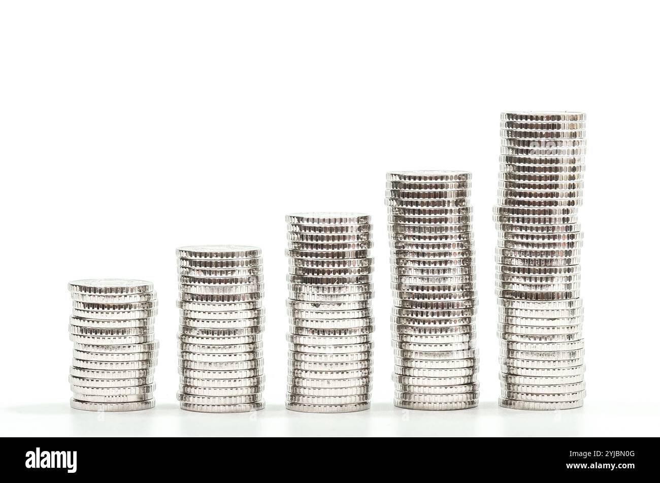 Grafico delle monete d'argento su sfondo bianco. Concetto di crescita finanziaria, business, risparmio, tasso di deposito Foto Stock