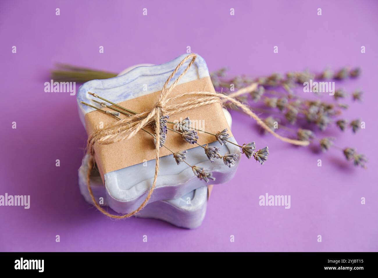 Sapone lavanda naturale da bagno fatto a mano su sfondo viola. Produzione di sapone. Saponette. Centro benessere, cura della pelle. Confezione regalo. Foto Stock