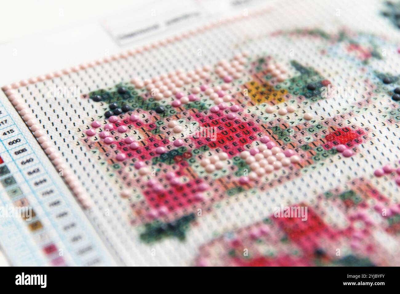 Processo creativo manuale per la creazione e la raccolta della pittura 3D di bellezza da strass rotondi acrilici multicolori Foto Stock