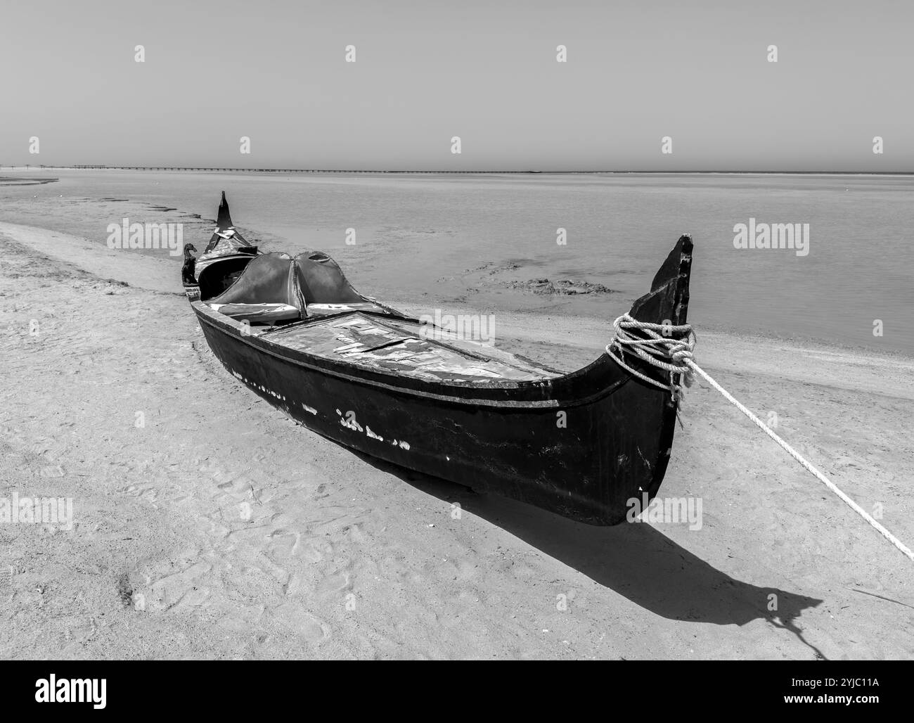 Barca Black and White Image sulla spiaggia in egitto sul mare rosso Foto Stock