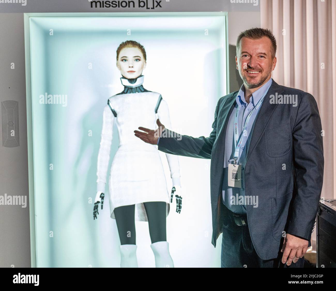 Praga, Repubblica Ceca. 14 novembre 2024. Hotspot AI: Innovare, implementare e ispirare la conferenza per presentare varie innovazioni ai, tra cui l'addetto alla reception robotica degli hotel a Praga, Repubblica Ceca, 14 novembre 2024. Proprietario del complesso alberghiero PECR di PEC POD Snezkou e fondatore di FLA Robotics Filip Linek con il suo robot umanoide Bea. Crediti: Michaela Rihova/CTK Photo/Alamy Live News Foto Stock