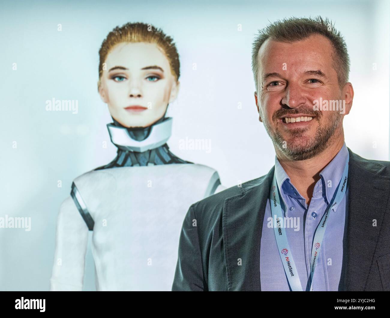 Praga, Repubblica Ceca. 14 novembre 2024. Hotspot AI: Innovare, implementare e ispirare la conferenza per presentare varie innovazioni ai, tra cui l'addetto alla reception robotica degli hotel a Praga, Repubblica Ceca, 14 novembre 2024. Proprietario del complesso alberghiero PECR di PEC POD Snezkou e fondatore di FLA Robotics Filip Linek con il suo robot umanoide Bea. Crediti: Michaela Rihova/CTK Photo/Alamy Live News Foto Stock