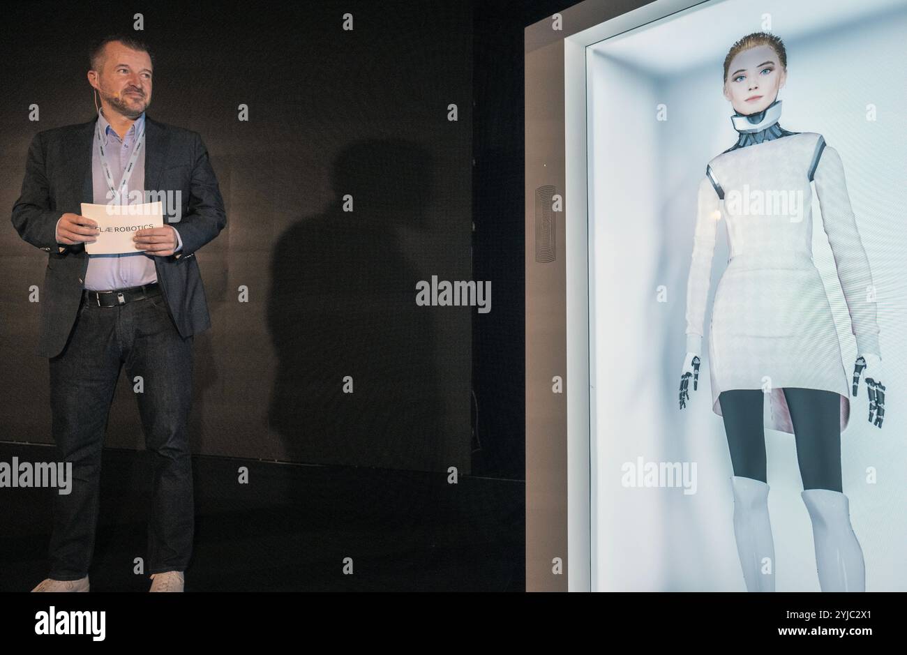Praga, Repubblica Ceca. 14 novembre 2024. Hotspot AI: Innovare, implementare e ispirare la conferenza per presentare varie innovazioni ai, tra cui l'addetto alla reception robotica degli hotel a Praga, Repubblica Ceca, 14 novembre 2024. Proprietario del complesso alberghiero PECR di PEC POD Snezkou e fondatore di FLA Robotics Filip Linek con il suo robot umanoide Bea. Crediti: Michaela Rihova/CTK Photo/Alamy Live News Foto Stock