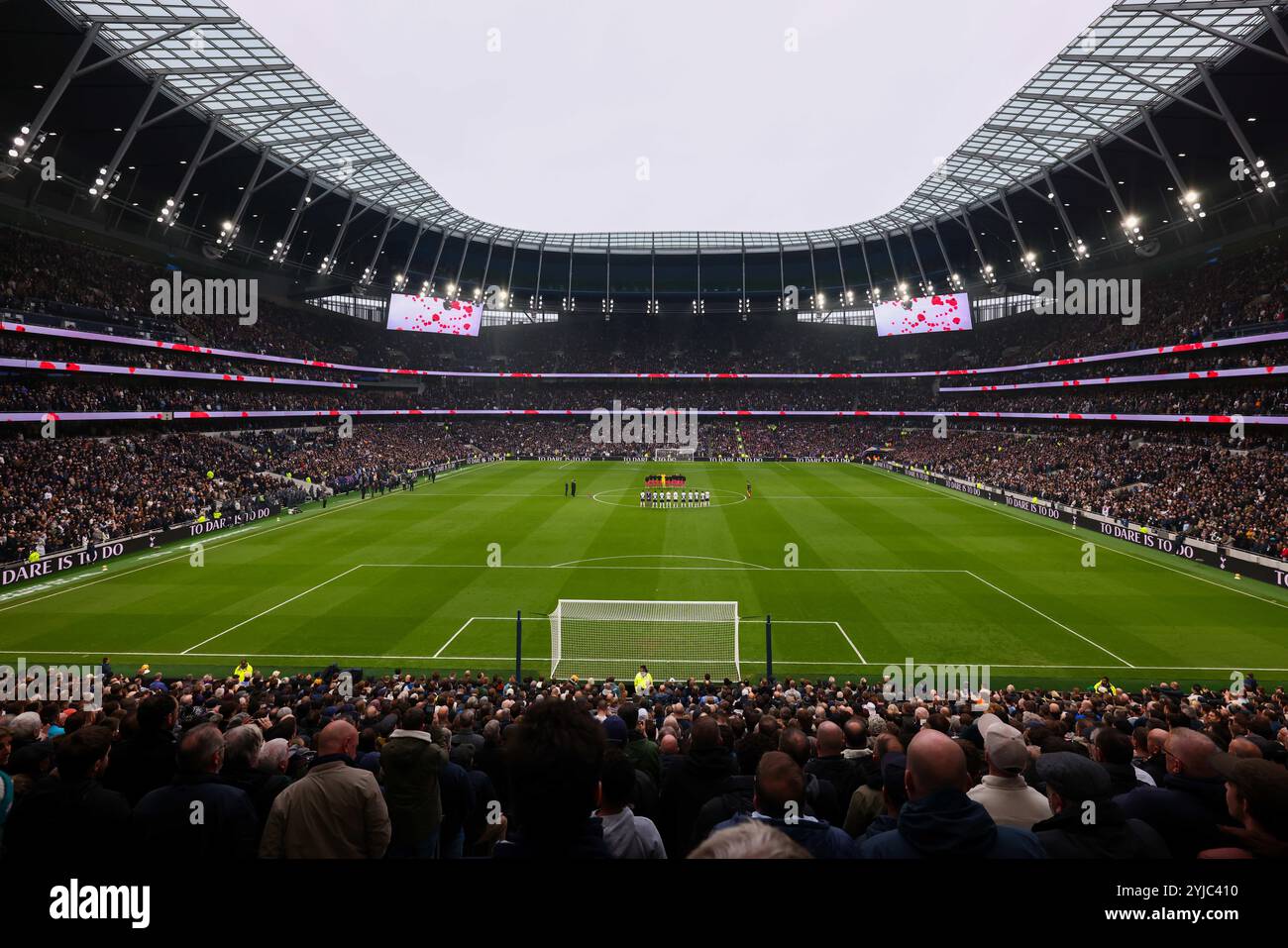 I giocatori osservano un minuto di silenzio - Tottenham Hotspur V Ipswich Town, Premier League, Tottenham Hotspur Stadium, Londra, Regno Unito - 10 novembre 2024 solo uso editoriale - si applicano restrizioni DataCo Foto Stock