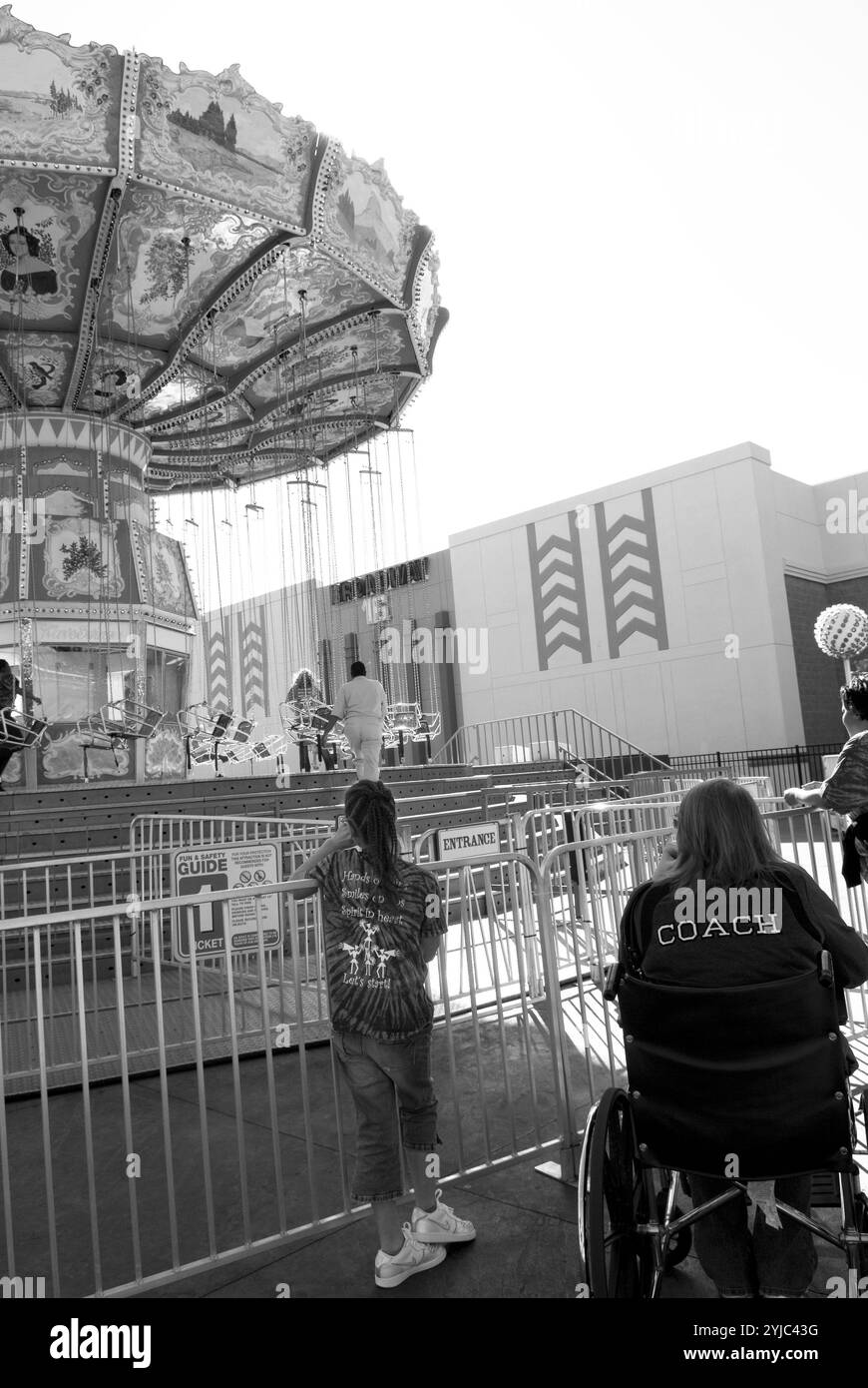 I turisti che si imbarcano per l'altalena al Pavilion Nostalgia Park di Myrtle Beach, South Carolina, Stati Uniti. Foto Stock