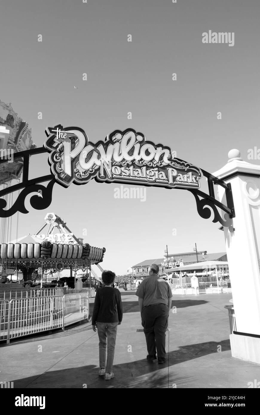 I visitatori camminano attraverso il cancello d'ingresso del Pavilion Nostalgia Park a Myrtle Beach, South Carolina, USA. Foto Stock