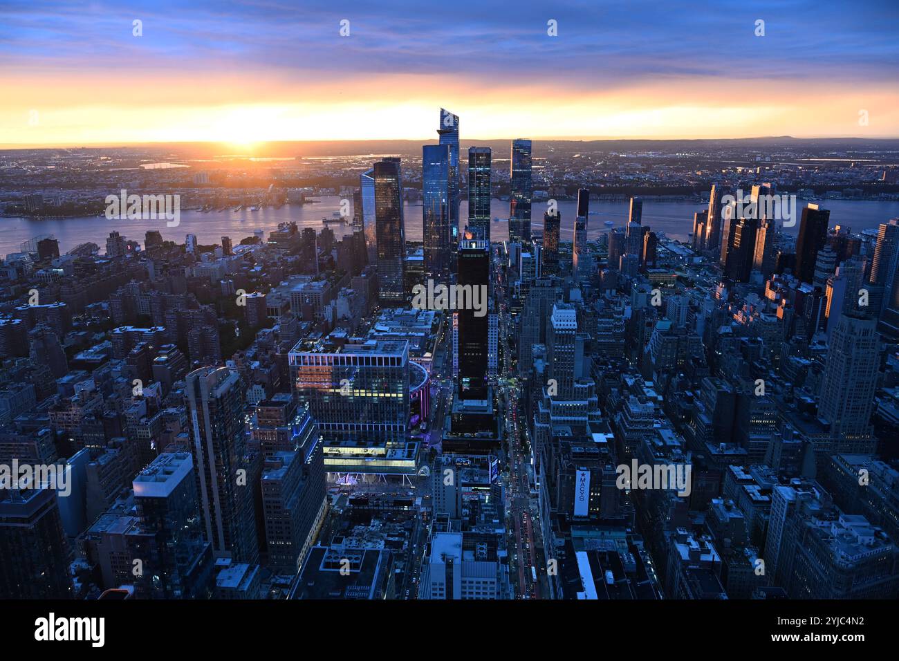 Il tramonto illumina lo skyline di New York con la luce dorata Foto Stock