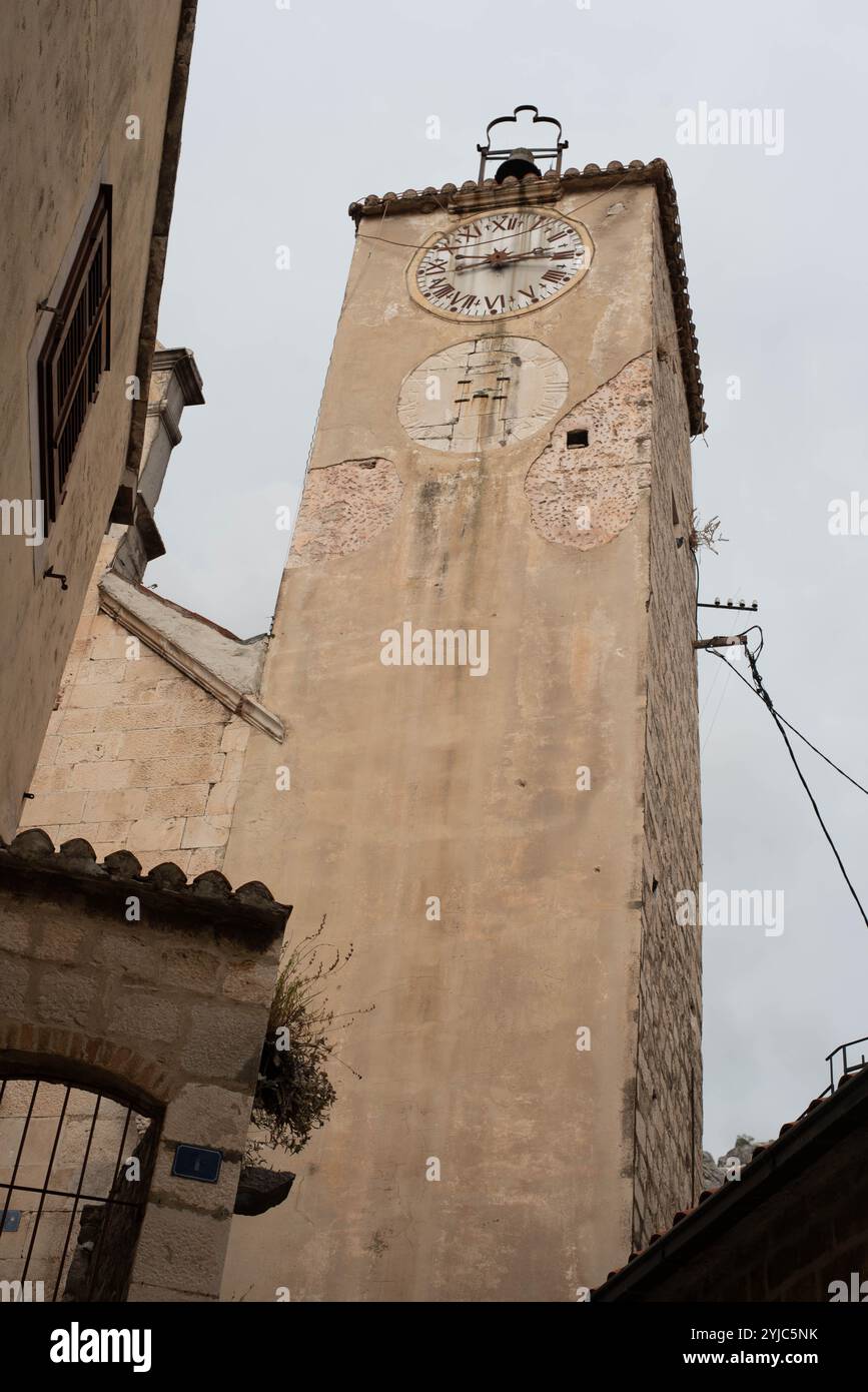 Architettura storica a Omis, Croazia, con un'affascinante torre dell'orologio nell'ambiente pittoresco della città vecchia. Foto Stock