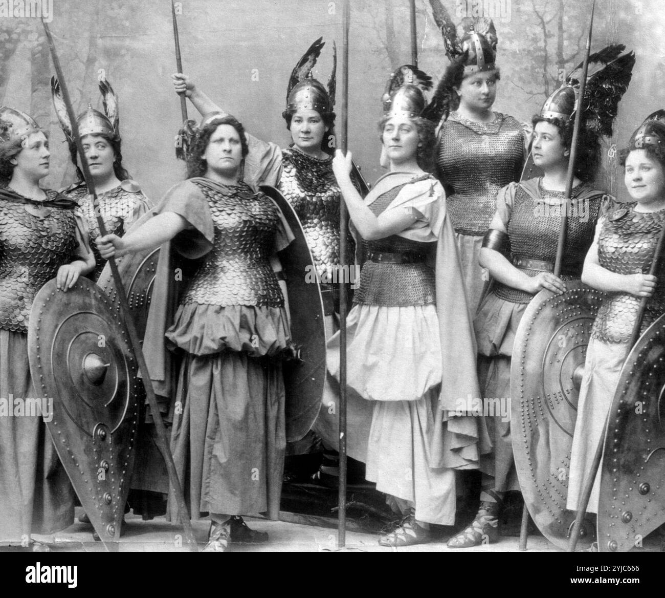 The Walkyrie di Wagner, fotografia 1896 del cast femminile. Museo: Wagner Museum, Bayreuth, GERMANIA. Foto Stock