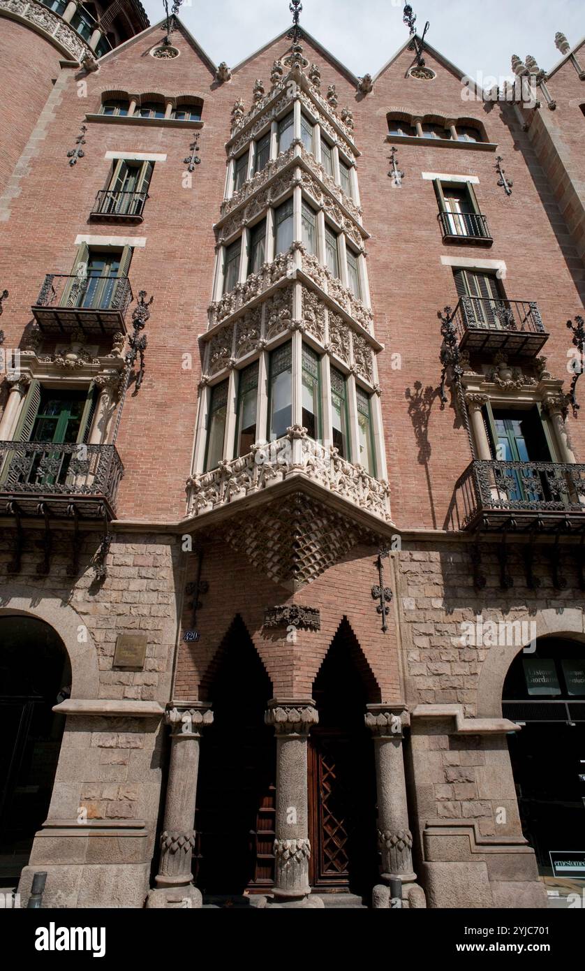 Casa de les Punxes o Casa Terradas, 1905. Detalle de la fachada. Tribunas verticales Corridas de piedra. Arcos esclonados. Decoración de trencadis. Bien Cultural de Interés Nacional. Modernismo. Barcellona. AUTORE: JOSEP PUIG I CADAFALCH. Foto Stock