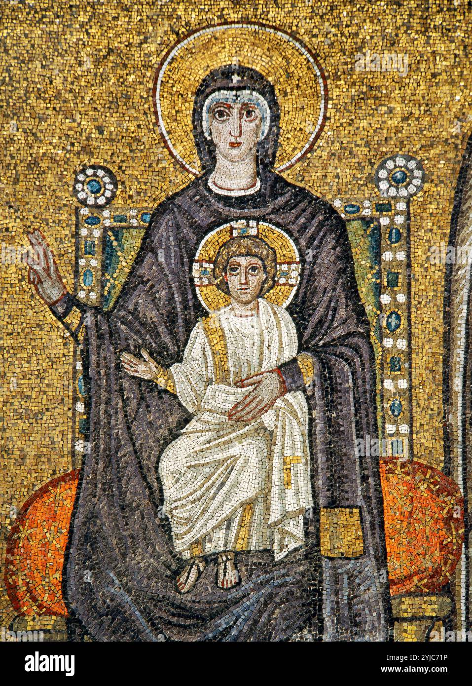 Mosaico della Madonna con bambino sul trono a Sant'Apollinare nuovo vi secolo d.C. Ravenna. San Apollinare nuovo, Ravenna. Museo: San Apollinare nuovo, Ravena, ITALIA. Foto Stock