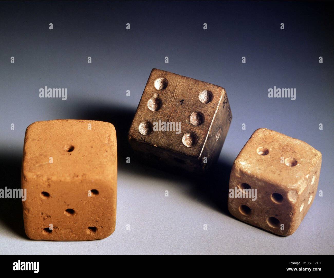 Tre pezzi da gioco in calcare, provenienti dagli scavi di Mohenjo Daro. Museo: MUSEO NAZIONALE, KARACHI, Pakistan. Foto Stock