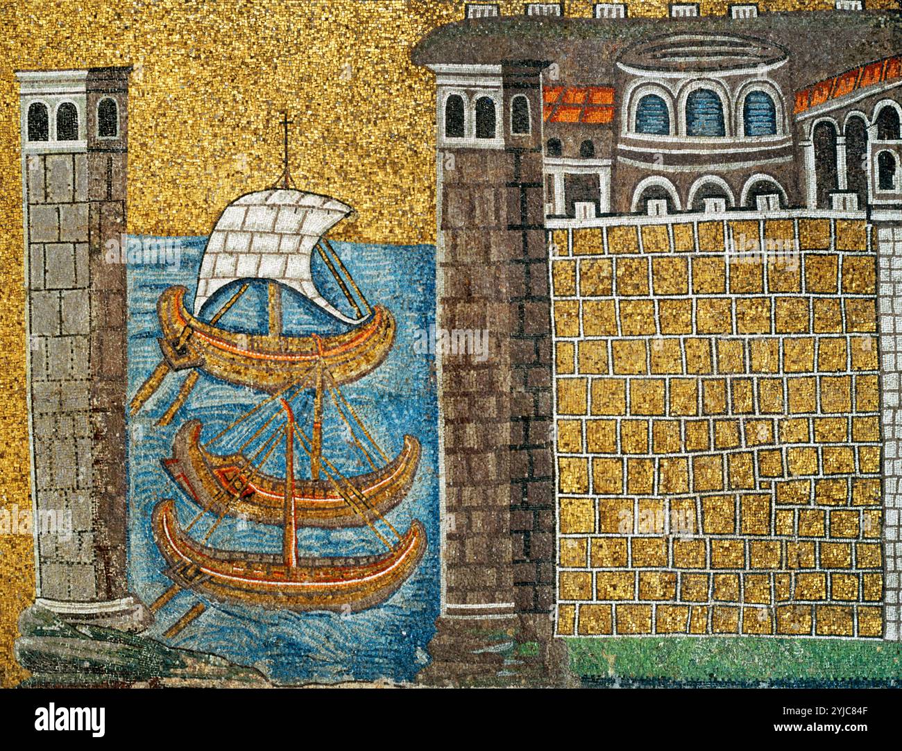 Mosaico del porto romano di Classis (Classe) con castello di battaglia e navi nel porto di Sant'Apollinare. San Apollinare nuovo, Ravenna. Museo: San Apollinare nuovo, Ravena, ITALIA. Foto Stock