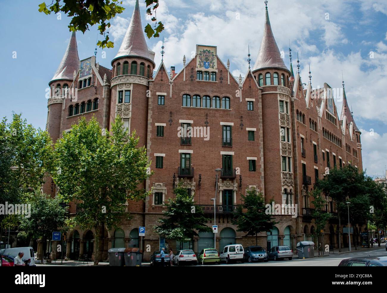 Casa de les Punxes o Casa Terradas, 1905. Fachada de c. Bruc - Rosselló. Encargo de las hermanas Terrades Brutau. Edificio de aspecto Medieval, con elementos que recuerdan a la arquitectura gótica europea. Con seis torres, coronadas por sus agujas de forma cónica, lo que le dio el nombre Popular de casa de les punxes. Bien Cultural de Interés Nacional. Modernismo. Barcellona. AUTORE: JOSEP PUIG I CADAFALCH. Foto Stock