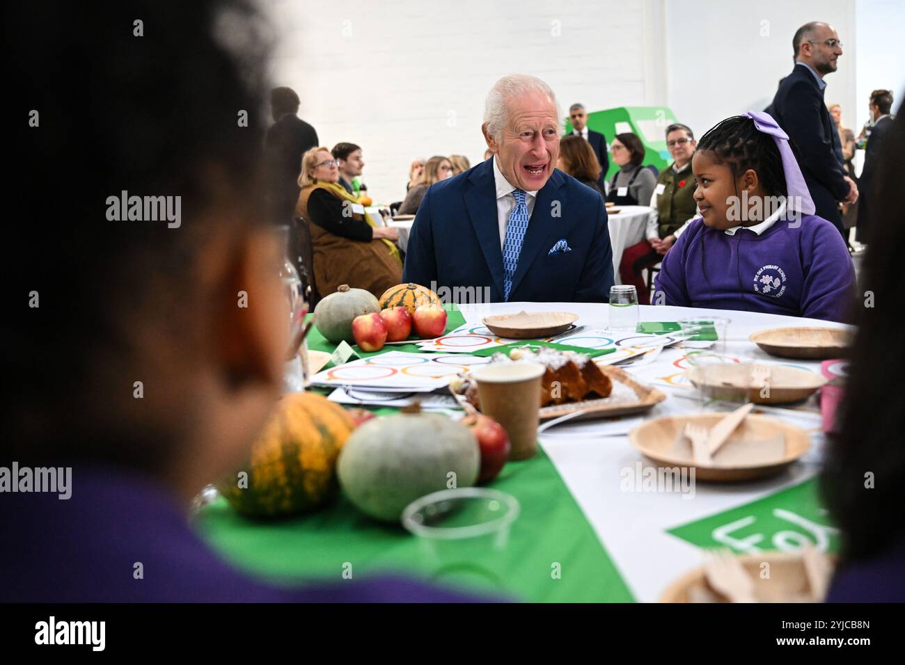 Re Carlo III parla con gli alunni della Rye Oak Primary School mentre visita il primo centro di cibo dell'incoronazione a Deptford, nel sud di Londra. Il re festeggia il suo 76° compleanno e il primo anniversario del progetto Coronation Food, aprendo i primi due centri di Coronation Food, uno di persona e l'altro virtualmente a Merseyside. Data foto: Giovedì 14 novembre 2024. Foto Stock