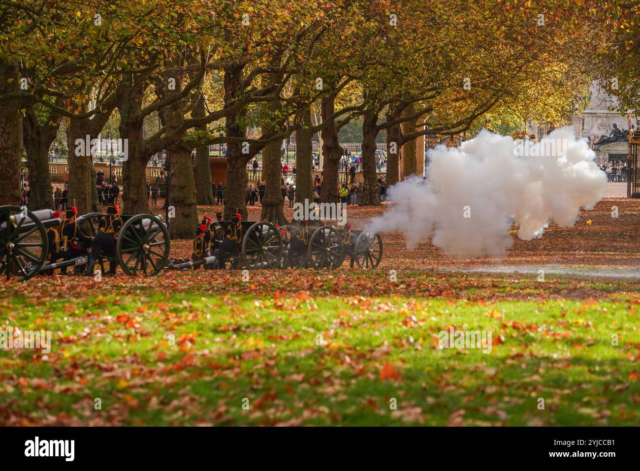 Londra, Regno Unito. 14 novembre 2024 i membri del King's Troop Royal Horse Artillery spararono un saluto di 41 cannoni a Green Park per celebrare il 76° compleanno del King Charles III Credit. Amer Ghazzal/Alamy Live News Foto Stock