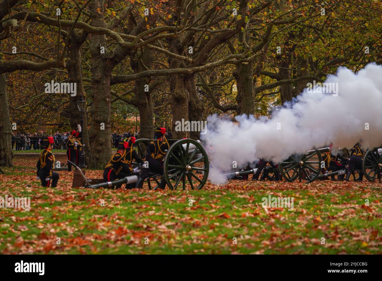 Londra, Regno Unito. 14 novembre 2024 i membri del King's Troop Royal Horse Artillery spararono un saluto di 41 cannoni a Green Park per celebrare il 76° compleanno del King Charles III Credit. Amer Ghazzal/Alamy Live News Foto Stock