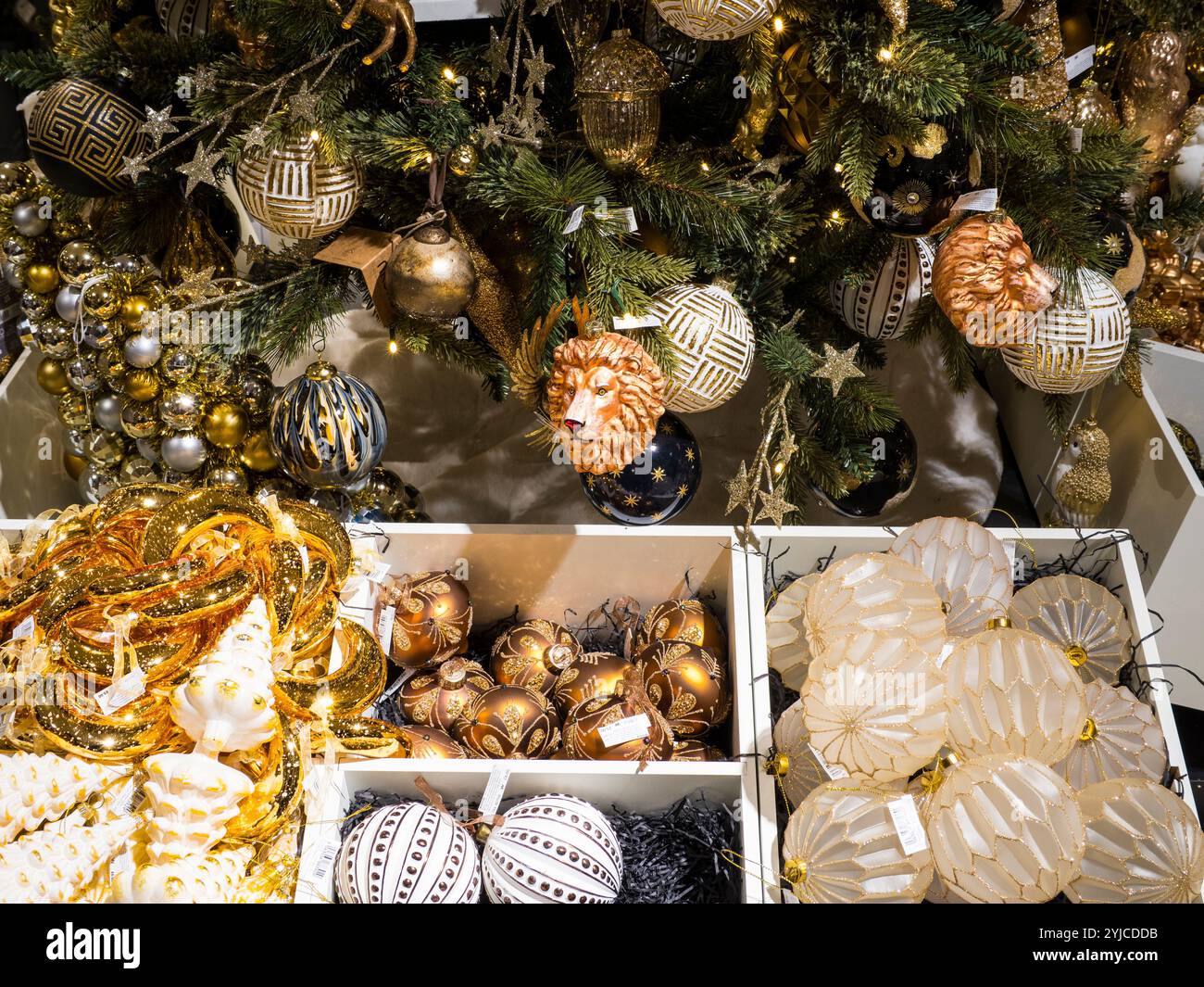 Decorazioni natalizie in vendita, John Lewis, Oxford Street, Londra, Inghilterra, REGNO UNITO, REGNO UNITO. Foto Stock