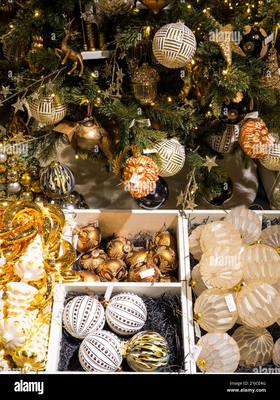 Decorazioni natalizie in vendita, John Lewis, Oxford Street, Londra, Inghilterra, REGNO UNITO, REGNO UNITO. Foto Stock
