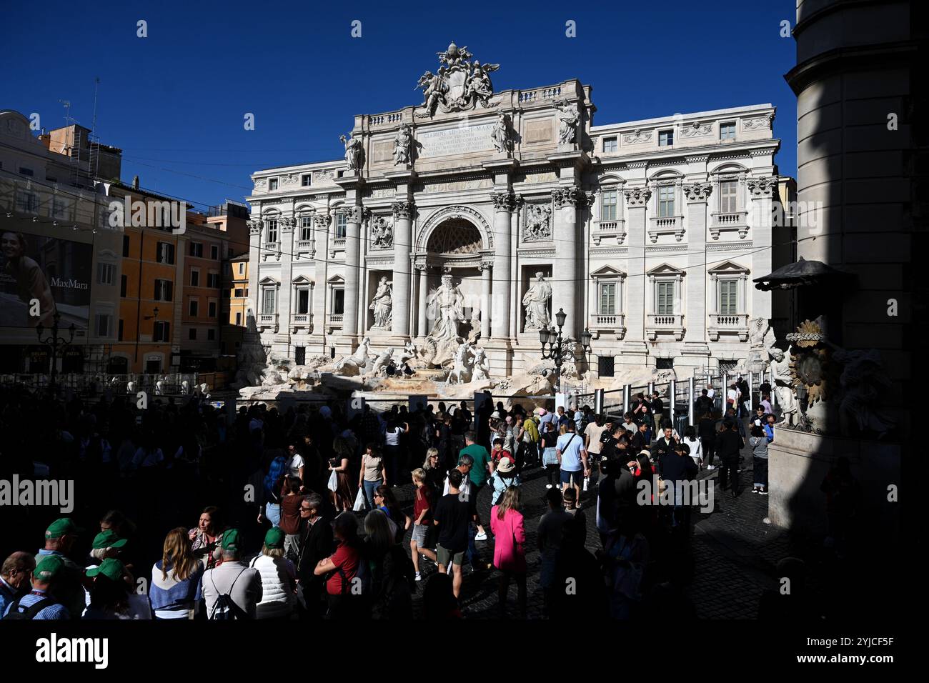 Roma, Italia - 30 ottobre 2024: Una folla di turisti vicino alla Fontana di Trevi a Roma. Foto Stock