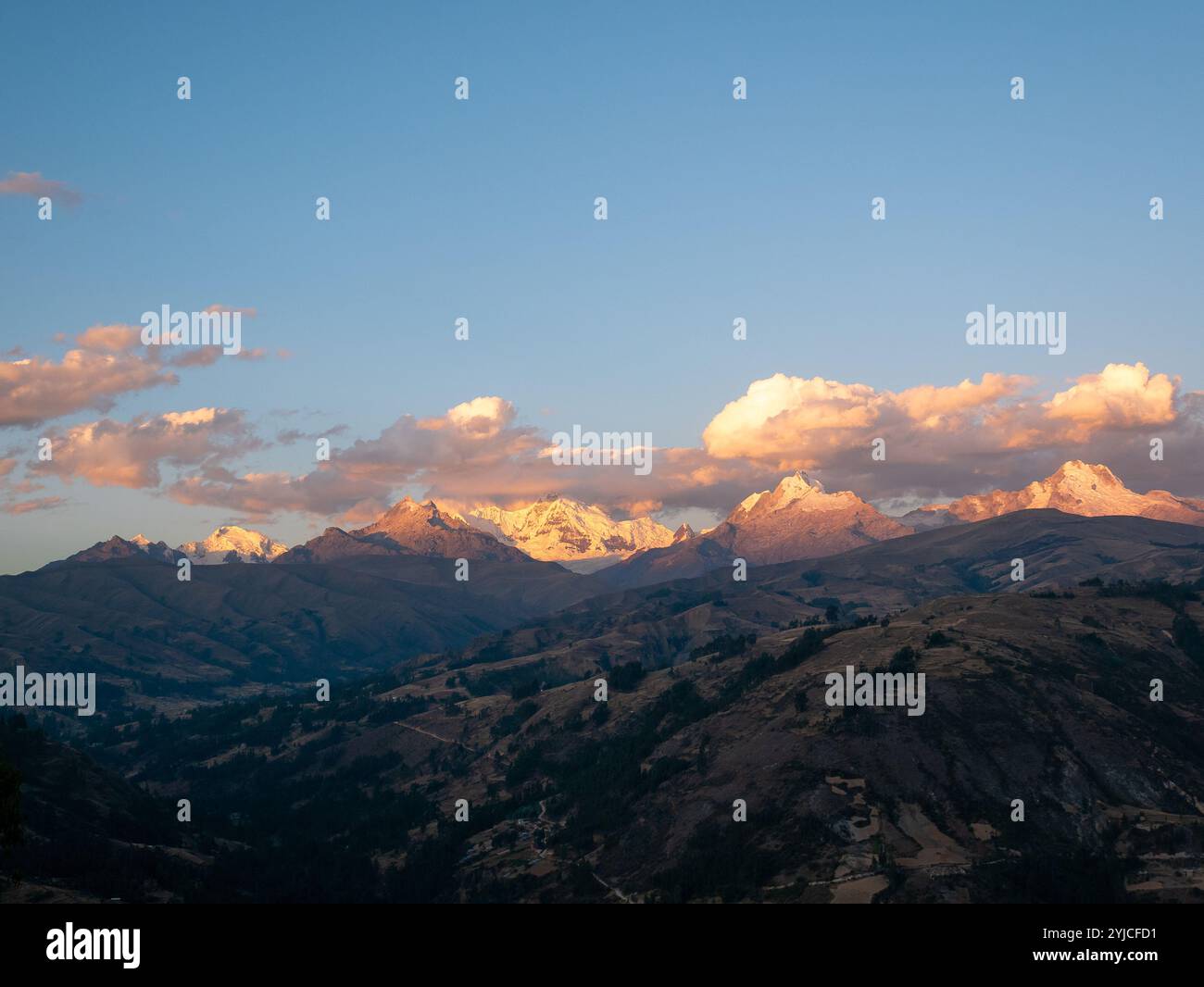 Vista della catena montuosa bianca con alcune nuvole intorno all'alba a Huaraz, nella regione di Ancash, Perù Foto Stock