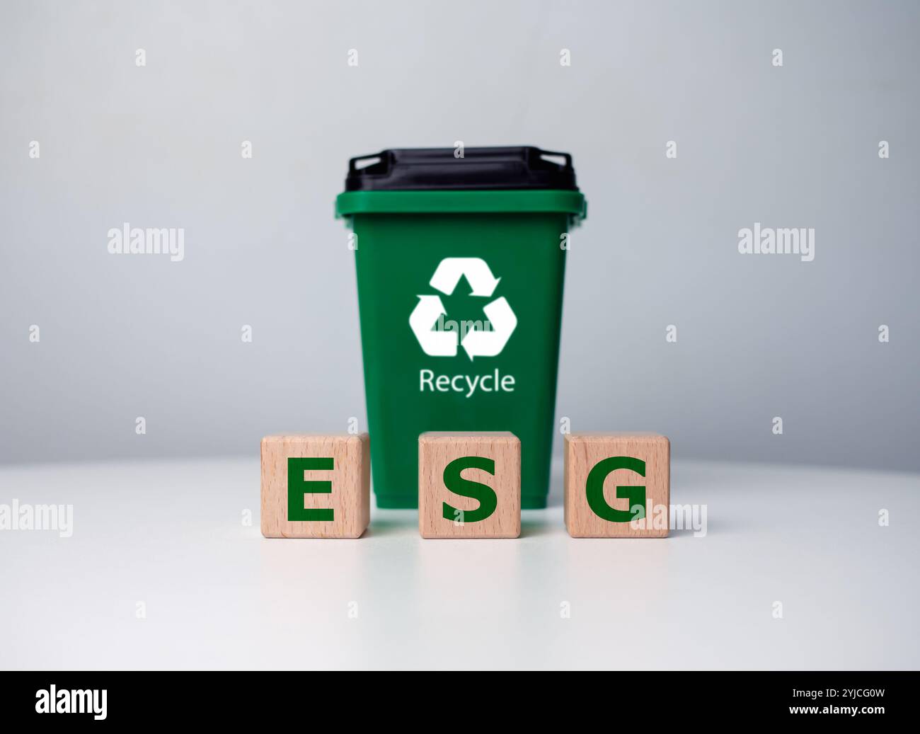 Icona ESG verde sul blocco di legno con contenitore di riciclaggio e investimento in un'attività sostenibile. Il concetto ESG sull'ambiente, sociale e di sesso Foto Stock
