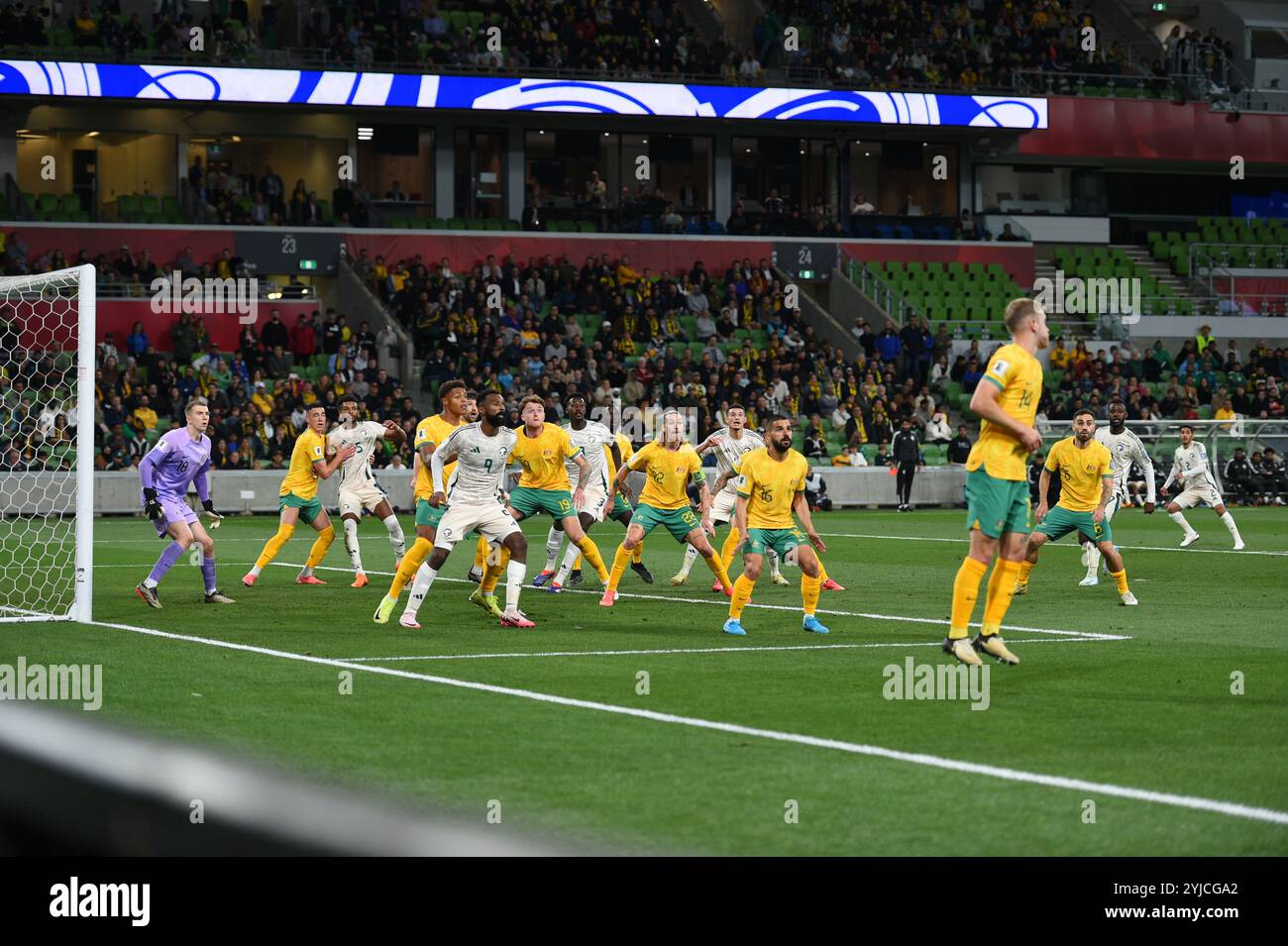 MELBOURNE, AUSTRALIA. 14 novembre 2024. I membri della squadra dell'Arabia Saudita e dell'Australia affollano l'area delle reti australiane nei momenti morenti del gruppo C Australia vs Arabia Saudita AFC World Cup Qualifiers 3° turno dal Rectangular Stadium di Melbourne all'AAMI Park il 14 novembre 2024. Crediti: Karl Phillipson/Alamy Live News Foto Stock